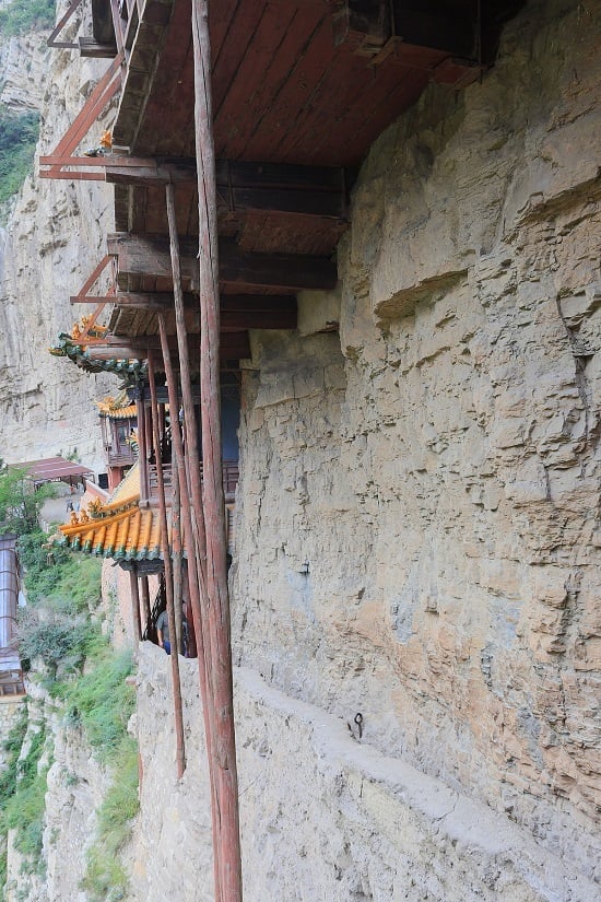 Các trụ gỗ được cho là đã gia cố thêm vào nhiều thế kỷ sau đó, để giữ ngôi chùa vững chắc hơn. Ảnh: Zhangzhugang.