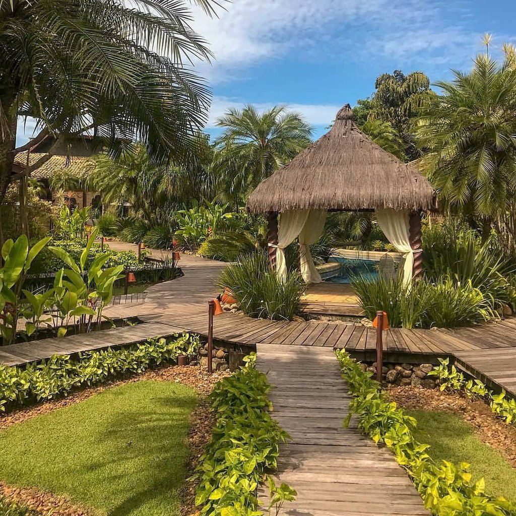 Khách sạn có kiến ​​trúc ngôi làng miền nhiệt đới điển hình với không gian cây xanh bao phủ khắp toàn khu đất, tạo nên bầu không khí trong lành, thanh mát cùng với cảm giác thân thuộc cho du khách. Ảnh: Marinhomario1963.