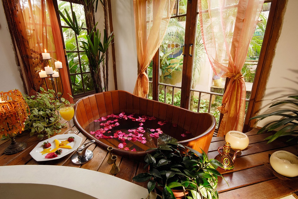 Phòng tắm riêng ở các căn phòng Villa Bebek được trang trí với không gian lãng mạn, thích hợp cho du khách tận hưởng giây phút chill cùng những khúc nhạc Brazil êm dịu. Ảnh: VillaBebek Hotel.