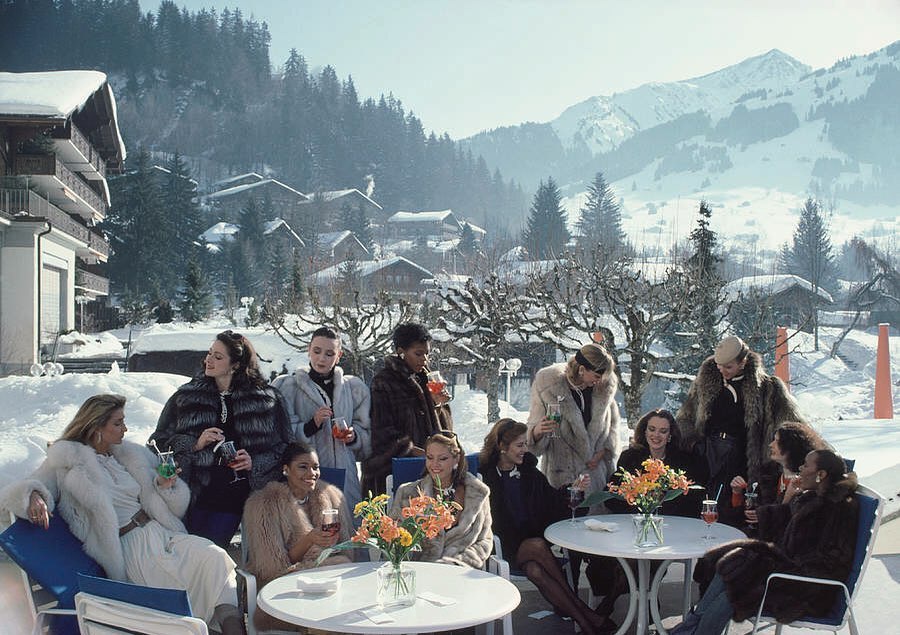 Gstaad được coi là khu nghỉ dưỡng của giới thượng lưu bởi nhiều người giàu nổi tiếng từng có những kỳ nghỉ tại đây như Thái tử Charles và Công nương Diana, nhà thiết kế Valentino, ngôi sao Madonna... Ngôi làng có những khách sạn hạng sang và nhiều căn biệt thự gỗ cho thuê với mức giá đắt đỏ, kèm theo các dịch vụ tiện ích hiện đại. Ảnh: slim.aarons.