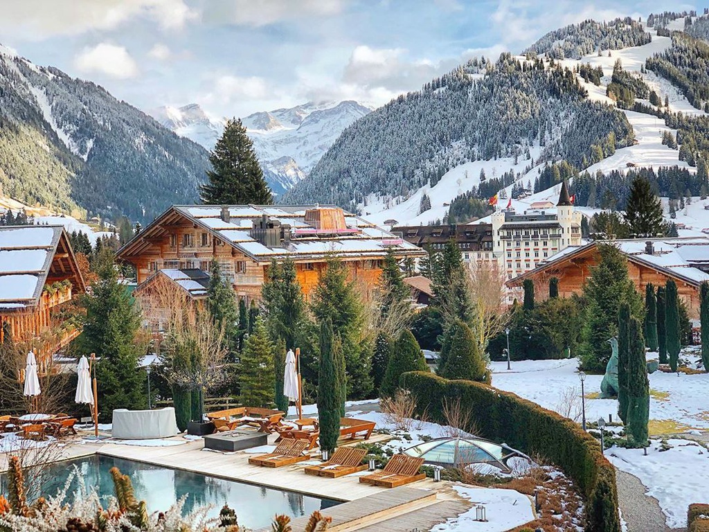 Các khách sạn như Grand Hotel Park, Alpina Gstaad, Gstaad Palace, Grand Hotel Bellevue... là những cơ sở lưu trú cao cấp ở Gstaad, có chi phí đắt đỏ. Các dịch vụ xông hơi, spa được yêu thích tại đây khi du khách đến nghỉ dưỡng vào mùa đông. Những cơ sở lưu trú hạng sang cung cấp các loại hình thư giãn như ngâm bồn sục jacuzzi, xông hơi ướt kiểu Thổ Nhĩ Kỳ, xông hơi sauna khô kiểu Hy Lạp cổ đại. Ảnh: diegogranados08.