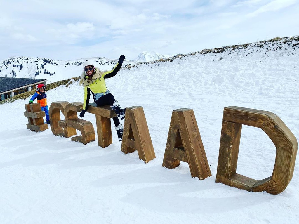 Khu nghỉ dưỡng Gstaad được yêu thích vào mùa đông bởi nơi đây được xem là địa điểm trượt tuyết lý tưởng. Du khách tới đây sẽ trượt tuyết trên băng vĩnh cửu ở Glacier 3000. Khu vực này nằm ở độ cao 3.000 m so với mực nước biển. Điểm trượt tuyết dài 10 km, đi qua những địa điểm đẹp của dãy núi Bernese Alps. Ảnh: julia_zemella.