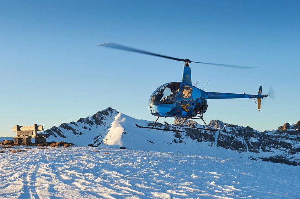 Gstaad nằm ở vị trí tách biệt với đô thị ồn ào, phù hợp với những du khách có nhu cầu nghỉ dưỡng thư giãn. Ngôi làng cách Bern khoảng 55 km về phía bắc và cách bang Zurich cỡ 140 km về hướng đông bắc. Nhiều du khách thượng lưu thường chọn cách di chuyển bằng trực thăng đến Gstaad. Ảnh: chablaisheliclub.