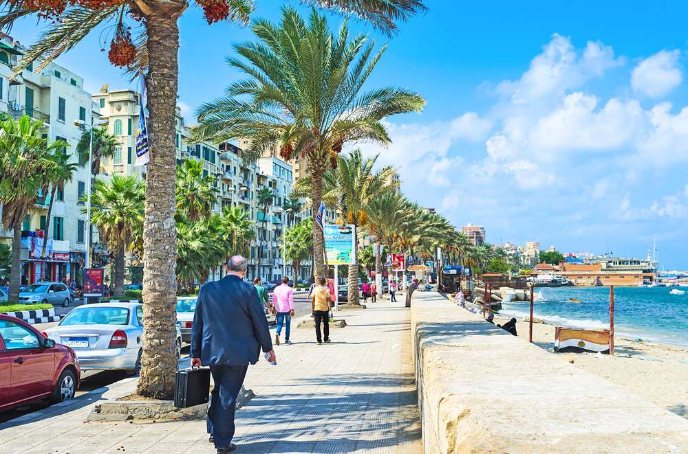 Alexandria, thành phố cảng biển của Ai Cập hút khách bởi những lối đi dạo xinh xắn, hàng cọ rợp bóng mát, nhiều quán cà phê xưa cũ và một ngọn hải đăng từ thời Hy Lạp.