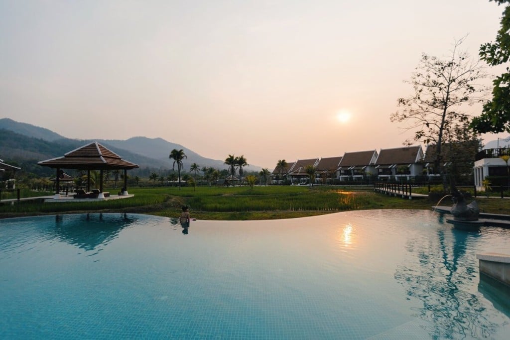 Yến chọn một resort 5 sao phù hợp với hình thức nghỉ dưỡng, giá phòng trung bình khoảng 2 - 3triệu đồng. Nơi này rộng, các phòng xây riêng biệt nên rất yên tĩnh. Được khai trương cuối năm 2017, phòng còn mới, sạch sẽ, vị trí nằm cách trung tâm khoảng 5km. Hàng ngày resort có xe dịch vụ miễn phí đưa đón vào trung tâm phố cổ nên rất tiện lợi.