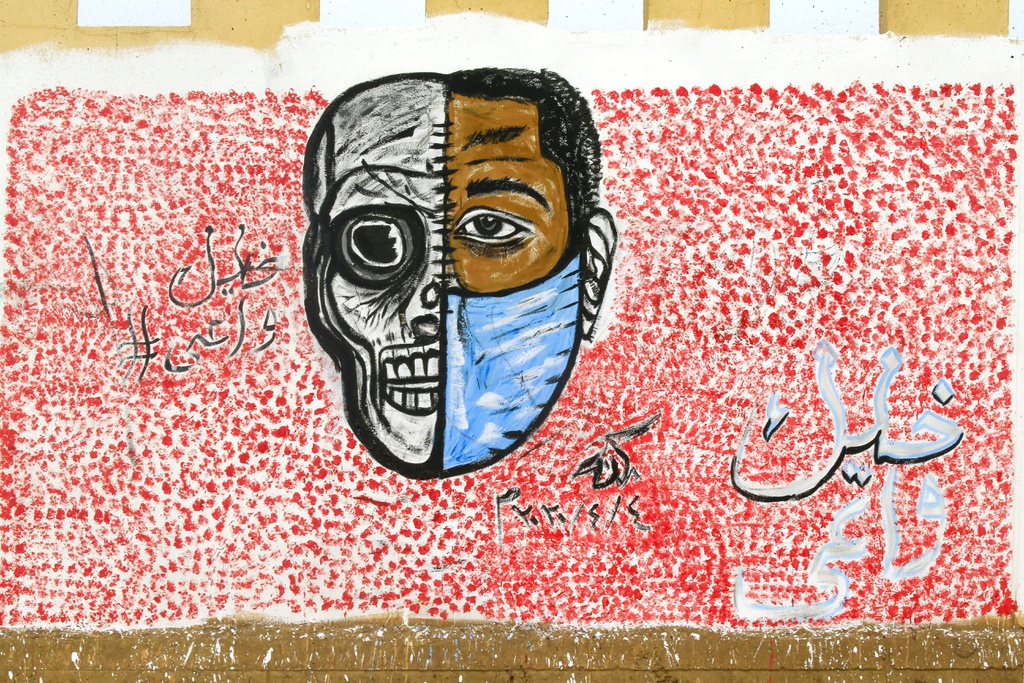 Tại Khartoum, Sudan, bức tranh đường phố với hình ảnh một nửa mặt đeo mặt khẩu trang là một phần của chiến dịch nâng cao nhận thức để ứng phó với Covid-19. Đi cùng bức tranh là hashtag "Hãy cảnh giác".