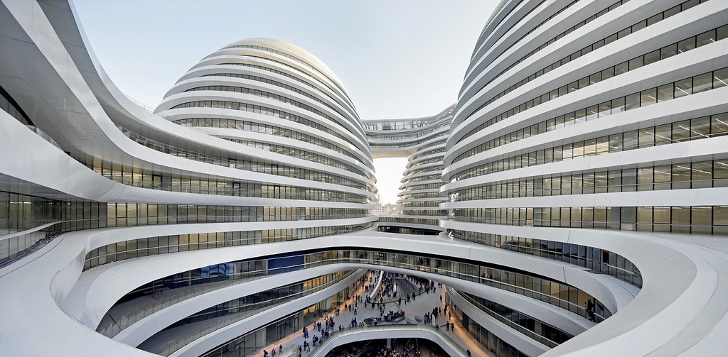 Galaxy Soho ở Bắc Kinh là thiết kế của kiến ​​trúc sư Zaha Hadid. Trong cuốn sách Beautified China: The Architectural Revolution, tòa nhà được mô tả "thoát khỏi thế giới này, ngoài sức tưởng tượng của bạn". Là tòa nhà đầu tiên của Zaha Hadid ở thủ đô ngay lập tức nhận được sự chú ý của mọi người, Galaxy Soho mang dáng vẻ siêu thực, có phong cách khác biệt ở Bắc Kinh.