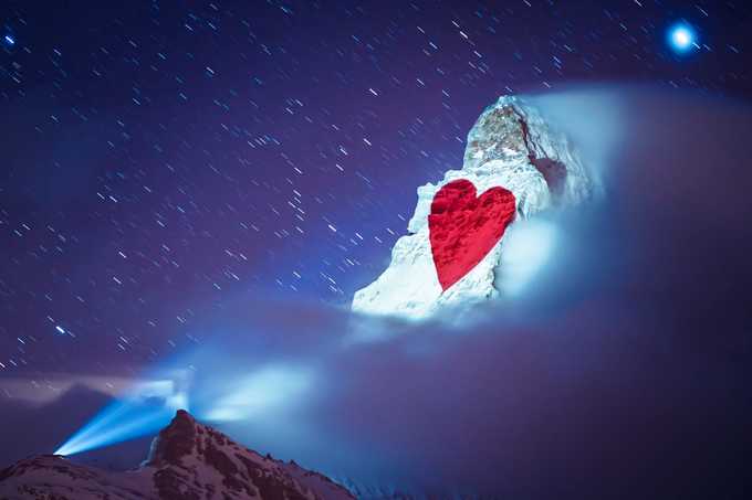 Các thông điệp bao gồm hình trái tim, dòng chữ Hope (Hy vọng), Stayhome (Ở nhà), do chính phủ chiếu trên sườn núi Matterhorn. Người thực hiện là nghệ sĩ ánh sáng Gerry Hofstetter, người Thụy Sĩ. Ông là người từng thực hiện nhiều chương trình chiếu sáng trên các tòa nhà, công trình và núi. Trên ảnh là hình trái tim rực sáng trên bầu trời, chụp ngày 26/3.  Đây là việc làm ý nghĩa, nhằm gửi đi lời động viên, truyền cảm hứng tới những người đang điều trị Covid-19 và ủng hộ tinh thần đoàn kết của người dân nước này. Ảnh: Valentin Flauraud/AP.