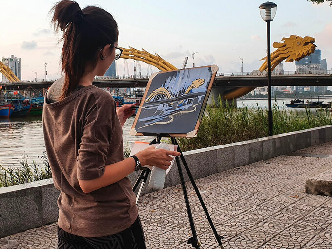 Rita vẽ tranh tại Cầu Rồng, Đà Nẵng. Ảnh: NVCC.