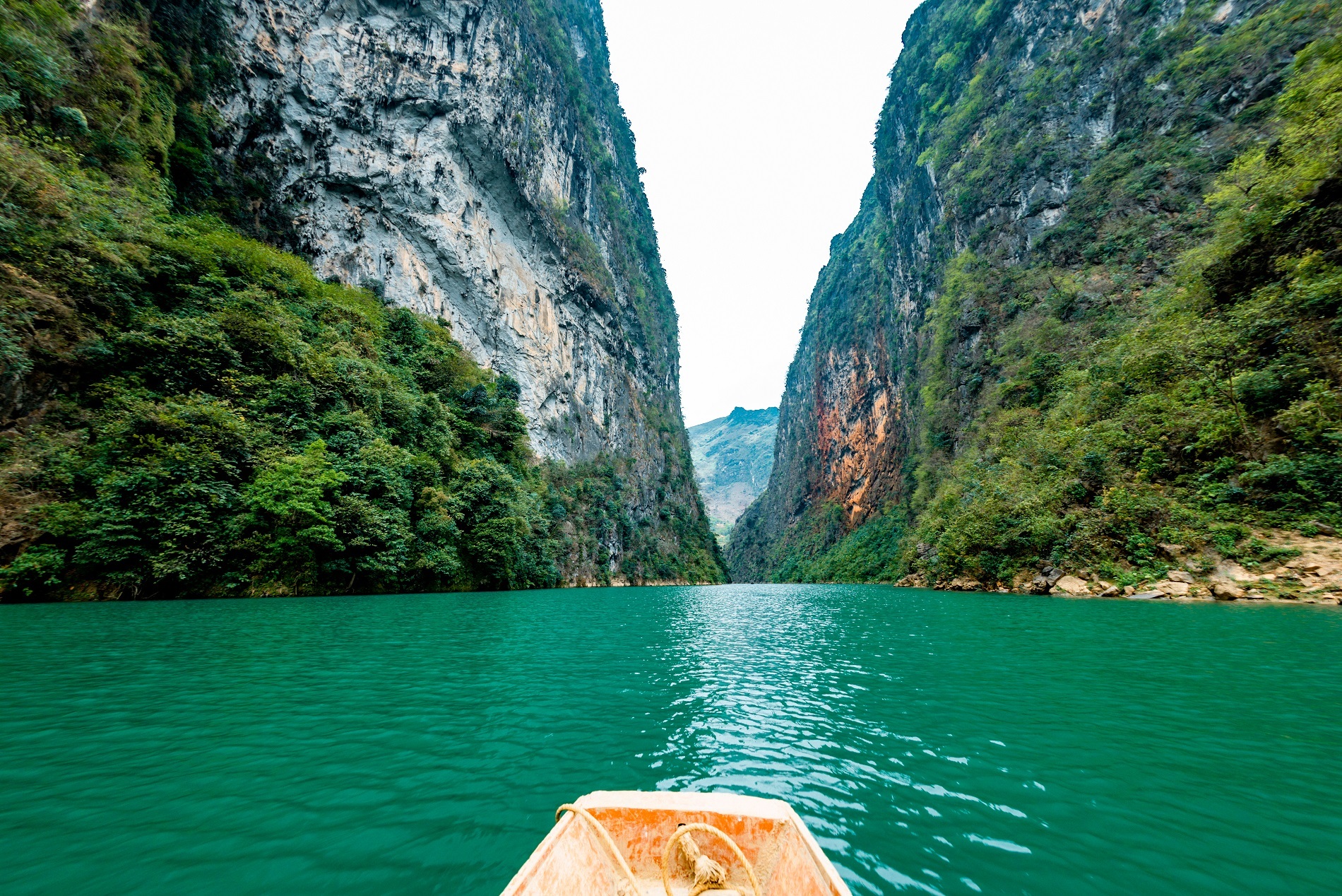 Hẻm vực từ góc nhìn thuyền kayak. Ảnh: Kernel Nguyen/Shutterstock.