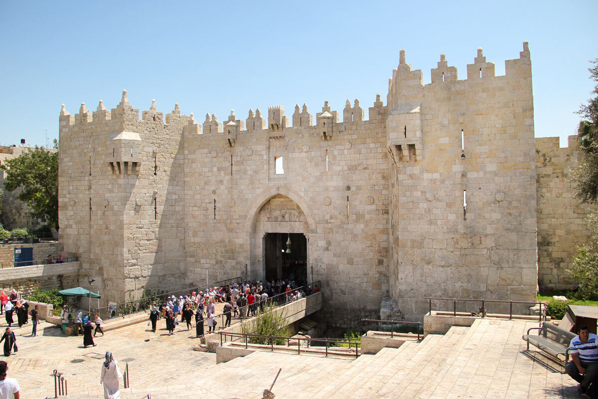Thành phố cổ với bức tường đá bao quanh  Thành phố cổ được bảo vệ bởi bức tường cao xây dựng từ thời cổ đại. Bức tường dài khoảng 4 km, cao hơn 12 m, và dày 2,5 m. Có 34 tháp canh dọc theo những bức tường của phố cổ Jerusalem và 7 cổng để lưu thông xe cộ.  Du khách và người dân có thể đi vào thành phố thông qua một trong bảy cổng. Bên cạnh đó, nơi đây có một diện mạo rất dễ nhận biết nhờ vào quy định yêu cầu tất cả các công trình đều được xây bao bọc bằng đá. Ảnh: Wikimedia Commons/Omerma.