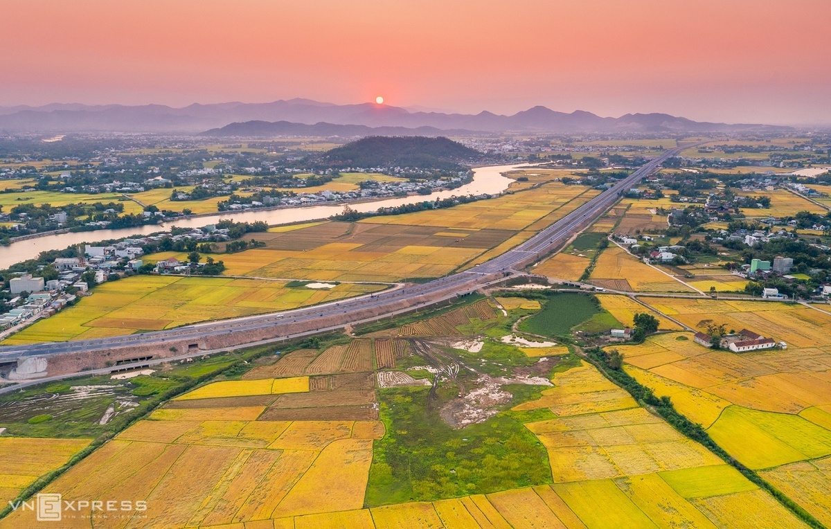  Mùa lúa chín vàng hai bên hạ lưu sông Côn chảy qua thuộc xã Phước Thuận, huyện Tuy Phước - nơi được xem là vựa lúa lớn nhất của tỉnh Bình Định. Sông Côn là con sông lớn nhất của tỉnh Bình Định với chiều dài khoảng 170 km, có các chi lưu chảy qua các xã của huyện Tuy Phước rồi đổ ra đầm Thị Nại.