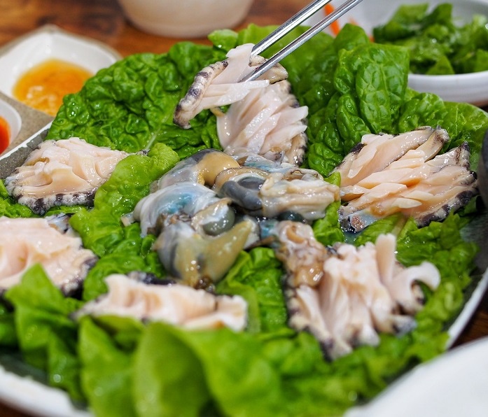 Ngoài ra, bạn còn có thể thử món sashimi bào ngư tươi, canh hải sản hoặc lẩu có bào ngư. Tuy nhiên, nhiều người cho biết bào ngư tươi khá cứng và dai, nên khó ăn. Ảnh: Danielfooddiary.