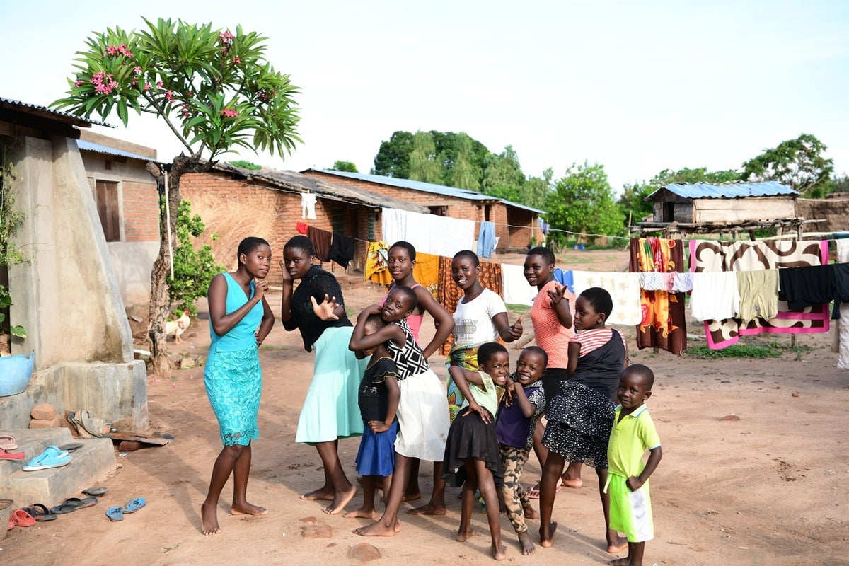 Tất cả các chuyến du lịch ở Malawi sẽ bao gồm trải nghiệm văn hóa như ca hát, nhảy múa và thưởng thức trà với người dân. Du khách đến đây được hiểu về con người và tự nhiên trong chuyến thăm một ngôi làng địa phương. Bạn cũng có thể lập một nhóm thiện nguyện giúp đỡ người dân. "Sau chuyến đi, những nụ cười lạc quan trong nghèo khó của người dân là điều đọng lại nhất trong tôi", anh Ngọc nói.