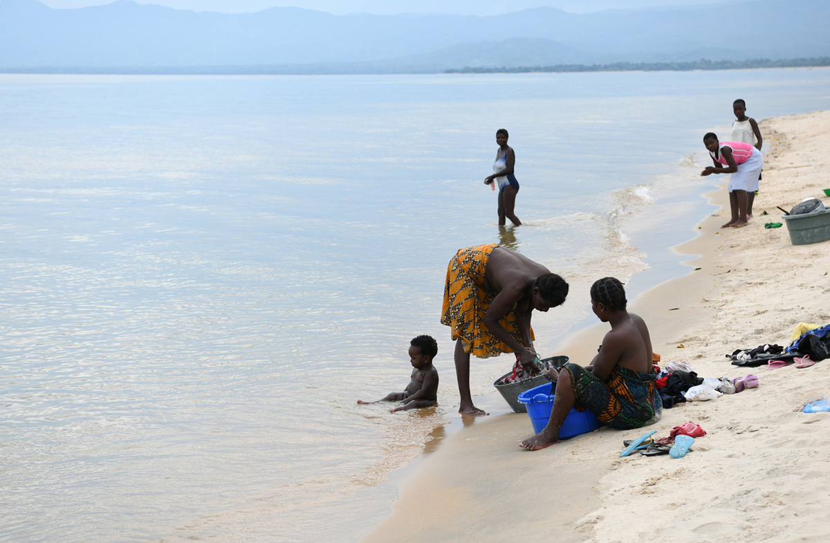 Hồ nước ngọt Malawi nằm giữa nước này, Tanzania và Mozambique được công nhận là khu bảo tồn vào năm 2011. Đây là hồ lớn thứ ba ở châu Phi với chiều dài là 580 km và nơi rộng nhất là 75 km. Nhiều người tập trung sống ven hồ Malawi và lập thành làng chài. Đây là một trong những nơi chủ yếu ở Malawi thu hút du khách quốc tế nghỉ dưỡng tại các resort ven hồ. Người dân địa phương thường đến hồ trong dịp lễ để vui chơi giải trí. Ngày thường, đây là nơi họ giặt giũ, tắm gội.