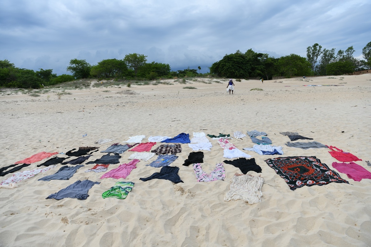 Quần áo giặt xong được phơi trên cát. 