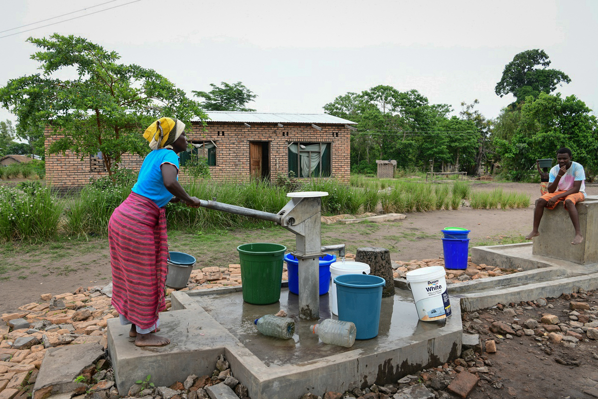 Vấn đề nước uống và sinh hoạt tại các ngôi làng nông thôn luôn là thách thức của chính quyền Malawi. Máy bơm nước do châu Âu tài trợ được sử dụng chung cho cả làng. Kể từ đó, người dân nông thôn có thể cải thiện hệ thống tưới tiêu.   Bộ phim “Cậu bé khai thác sức gió” được thực hiện tại Malawi năm 2019 cho người xem hiểu được khát khao của người dân mong có nguồn nước sạch cho sinh hoạt và điều kiện tốt hơn cho giáo dục ở nơi này.