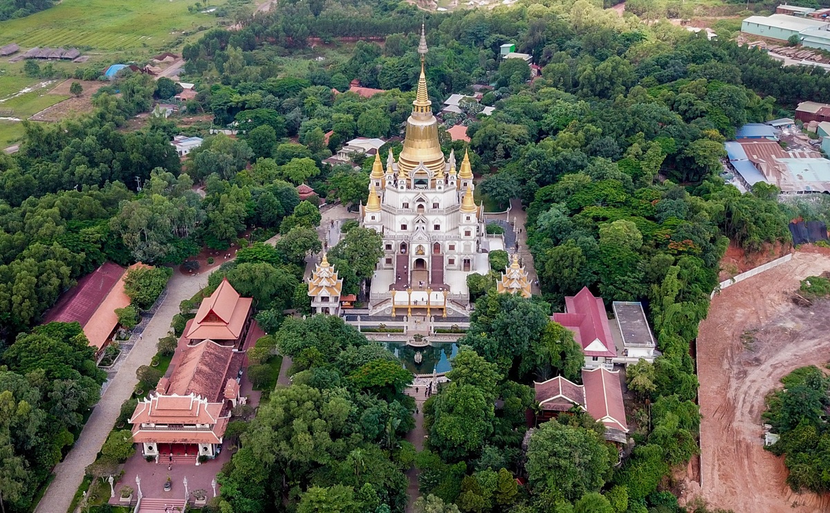 Toàn cảnh chùa Bửu Long nhìn từ trên cao. Khuôn viên chùa rộng hơn 11 ha, nằm trên một ngọn đồi bao quanh bởi rừng cây xanh, hướng ra bờ sông Đồng Nai.