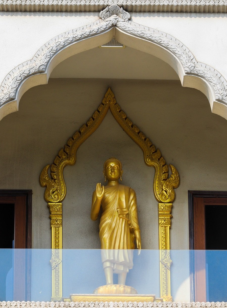 Chính giữa hai mặt trung tâm của bảo tháp Gotama Cetiya đặt bức tượng Phật Thích Ca màu vàng. Do theo hệ phái Nam Tông, nên chùa chỉ thờ một vị Phật và không bao giờ thắp nhang như các chùa hệ phái khác.