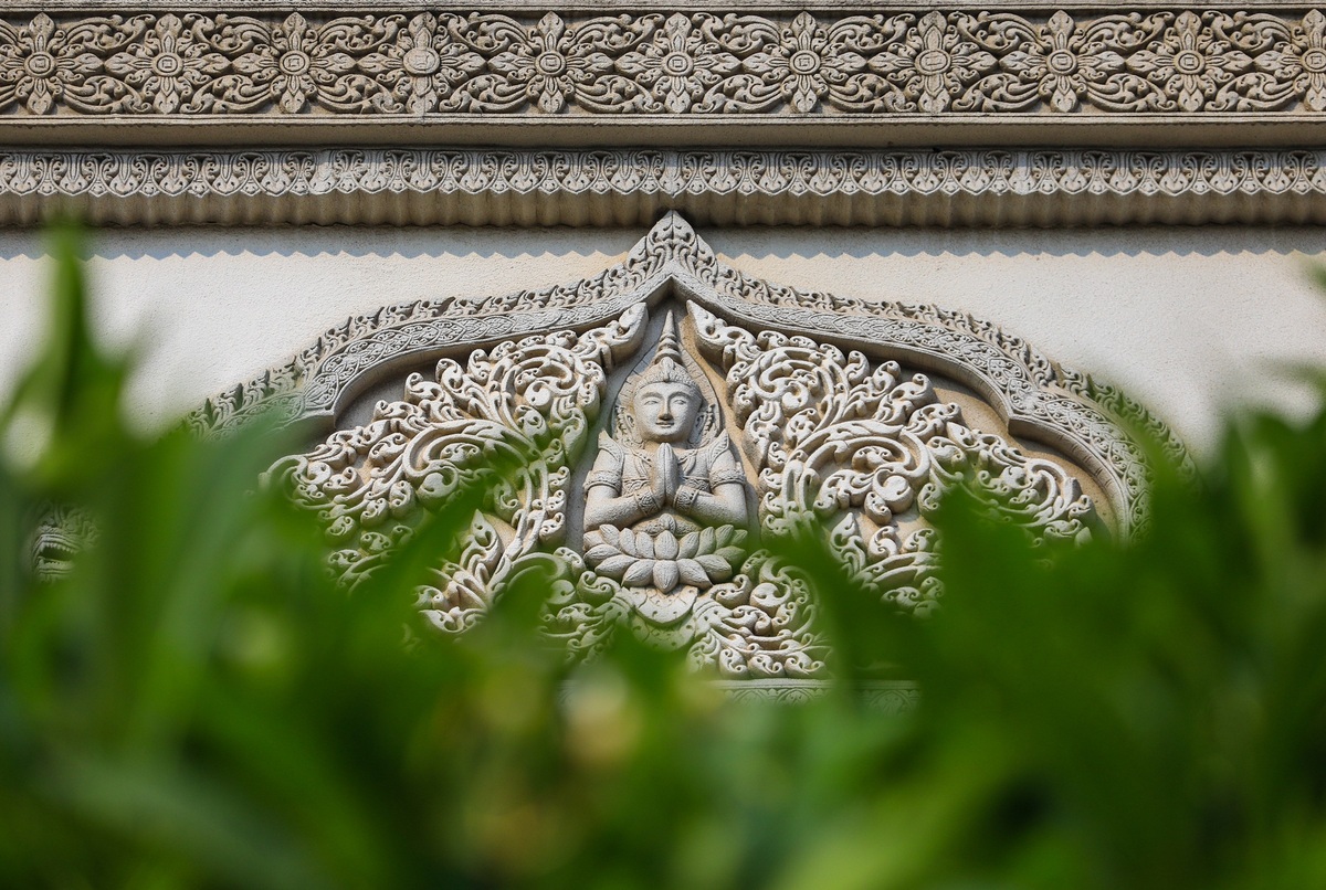 Những bức phù điêu chạm nổi hình ảnh Đức Phật, hoa sen, lá bồ đề, bánh xe Pháp luân... được kết cấu xuyên suốt không gian chùa.