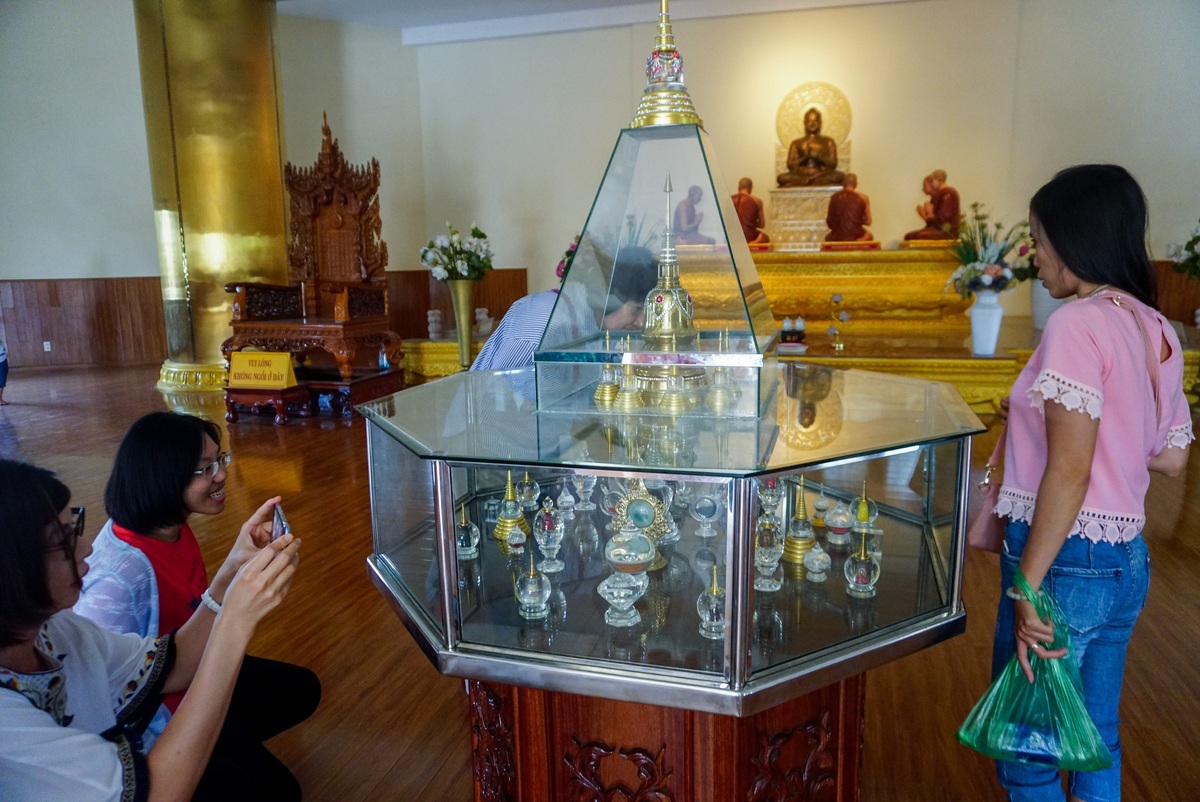 Trong đỉnh chính của bảo tháp là nơi tôn thờ ngọc Xá Lợi Đức Phật và Xá Lợi chư Thánh Arahán, được trưng bày cẩn thận trong tủ kính.