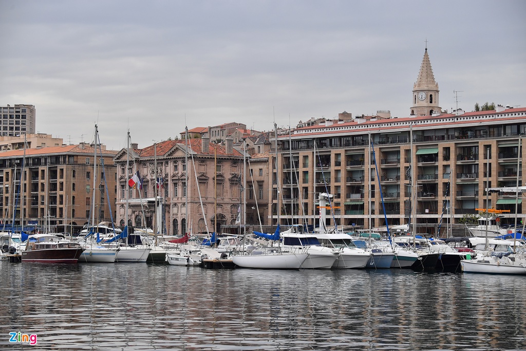Không chỉ vậy, Marseille còn nổi tiếng với những vịnh nước sâu, trong vắt, những vách đá trắng mà người Pháp gọi là “Calanques”. Marseille vốn được tìm thấy vào năm 600 trước Công nguyên. Trong thời kỳ này, thành phố thuộc quyền sở hữu của đế chế La Mã. Mãi đến thế kỷ 15 trở về sau, thành phố cảng mới trở thành một phần lãnh thổ của Pháp. 