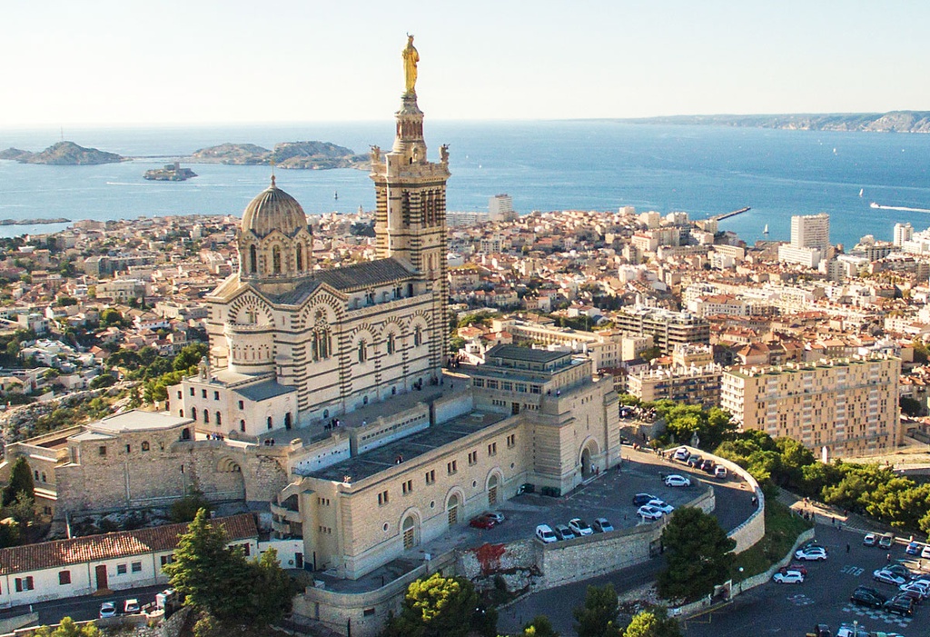   Tại cảng Vieux Port, nổi bật lên là nhà thờ Notre Dame de la Garde được đánh giá là đẹp nhất tại Marseille bởi được xây trên một đỉnh đồi cao 162 m so với mực nước biển. Để lên được nhà thờ này, du khách phải trải qua 170 bậc thang, từ đó có thể ngắm trọn vẹn thành phố. 