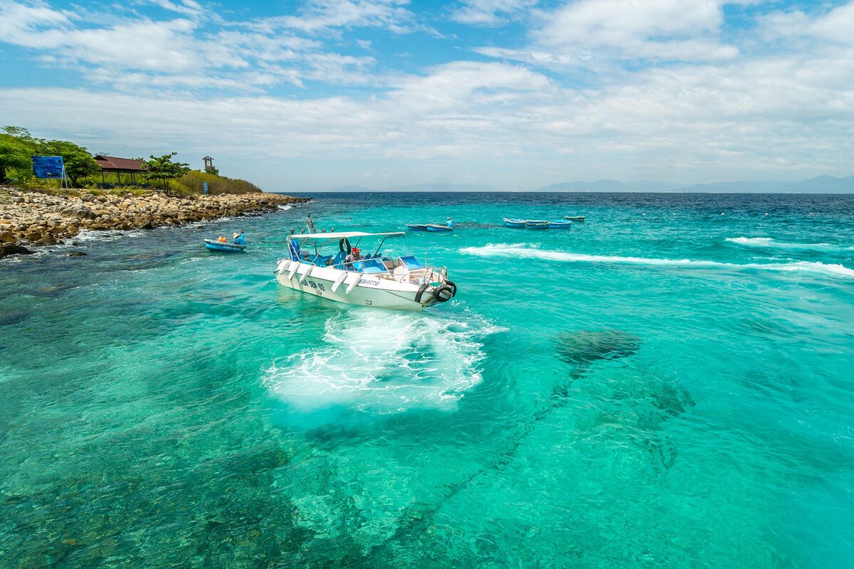   Hòn Mun (Khánh Hòa)  Hòn Mun nằm trong vịnh Nha Trang, là khu bảo tồn biển đầu tiên của Việt Nam, với 350 loài san hô đa dạng nhất nhì biển đảo nước ta. Do đó, nơi đây tập trung mọi hình thức dịch vụ cho du khách ngắm hệ sinh thái dưới biển gồm lặn ống thở, lặn bình dưỡng khí, đi bộ đáy biển, ngồi tàu đáy kính, tham quan viện hải dương học… Ảnh: Zoomations/Shutterstock.
