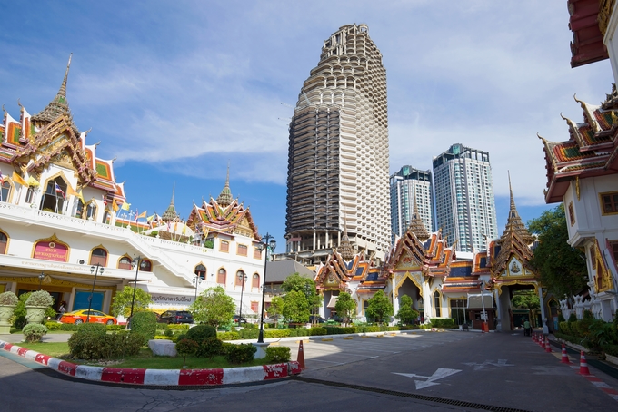 Tọa lạc ngay trung tâm Bangkok, vốn dĩ Sathorn Unique được xây theo dự định thành khu chung cư cao cấp. Tuy nhiên khi tiến độ xây dựng đạt khoảng 80% thì bị dừng cho đến nay do scandal của chủ đầu tư và ảnh hưởng từ cuộc khủng hoảng kinh tế châu Á năm 1997. Nhìn từ xa, nó trông không có gì lạ so với những tòa nhà chung cư khác ở thủ đô xứ chùa vàng.