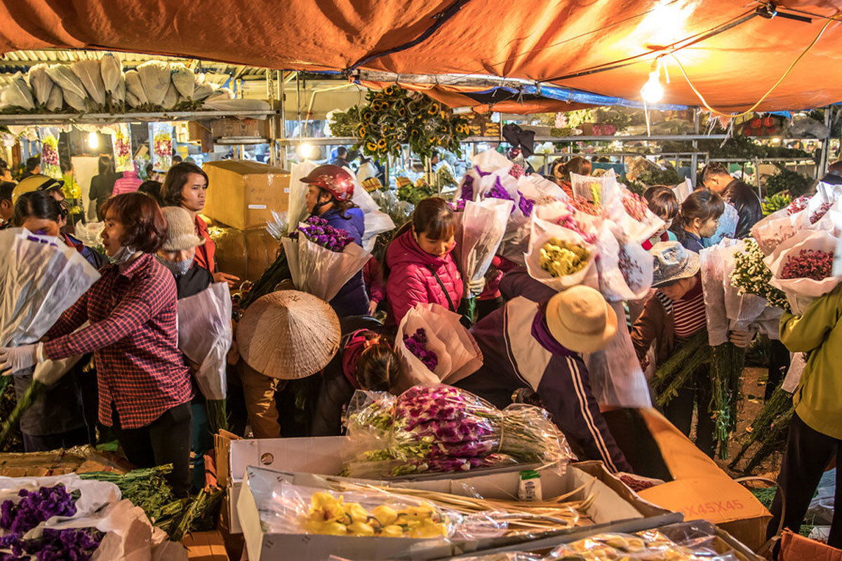 Chợ nằm trên đường Âu Cơ, quận Tây Hồ, là một trong những chợ hoa đầu mối lớn và lâu đời nhất thành phố.  Chợ mở suốt đêm nhưng thường nhộn nhịp nhất từ ​​1 đến 3 giờ sáng, nhộn nhịp tiếng mua bán, tiếng xe tải ... thu hút nhiều du khách đến tham quan, chụp ảnh.  Ảnh: EK111 / Flickr.