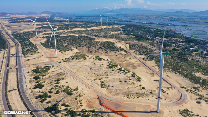 "Cánh đồng điện gió" nằm tại bán đảo Phương Mai thuộc xã Cát Tiến, huyện Phù Cát, thành phố Quy Nhơn, tỉnh Bình Định, được xây dựng với vốn đầu tư 40 triệu USD. Tại đây có 6 trụ tua bin gió, chiều cao mỗi trụ 114 m, sải quạt rộng 132 m, trải dài trên diện tích 122 ha.
