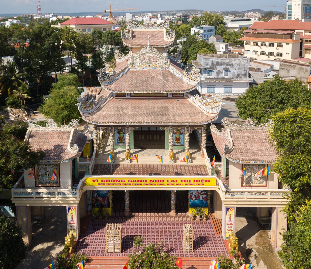 Tọa lạc tại đường Trần Quang Khải (TP Phan Thiết, tỉnh Bình Thuận), chùa Phật Quang có niên đại khoảng 320 năm, được xây dựng từ thời Hậu Lê.