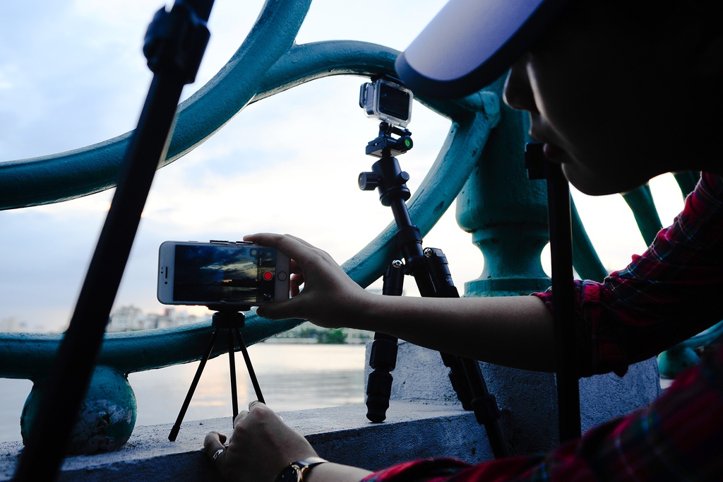 Ngoài máy ảnh, Ngân còn dùng điện thoại và camera GoPro để quay video khoảnh khắc hoàng hôn.