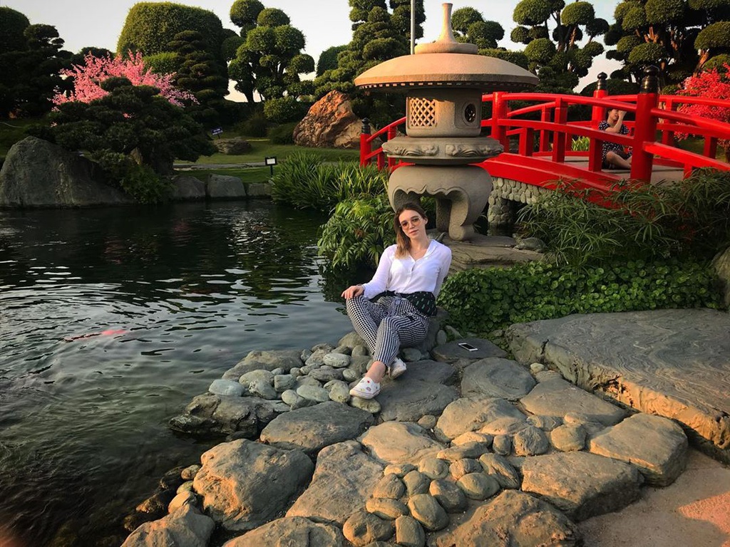 Nằm khá xa trung tâm thành phố, RinRin Park tái hiện khu vườn Nhật với thảm sỏi trắng, hồ cá Koi và những cây bonsai được tỉa tót đẹp mắt. Tại đây, bạn sẽ được ngắm nhìn những chú cá nhiều màu sắc, thưởng thức những công trình được thiết kế tỉ mỉ, đậm chất Nhật Bản. Với giá vé 50.000 đồng/người, đây là điểm đến giúp bạn có những khung hình đẹp tựa xứ sở hoa anh đào. Ảnh: Dahriya_.