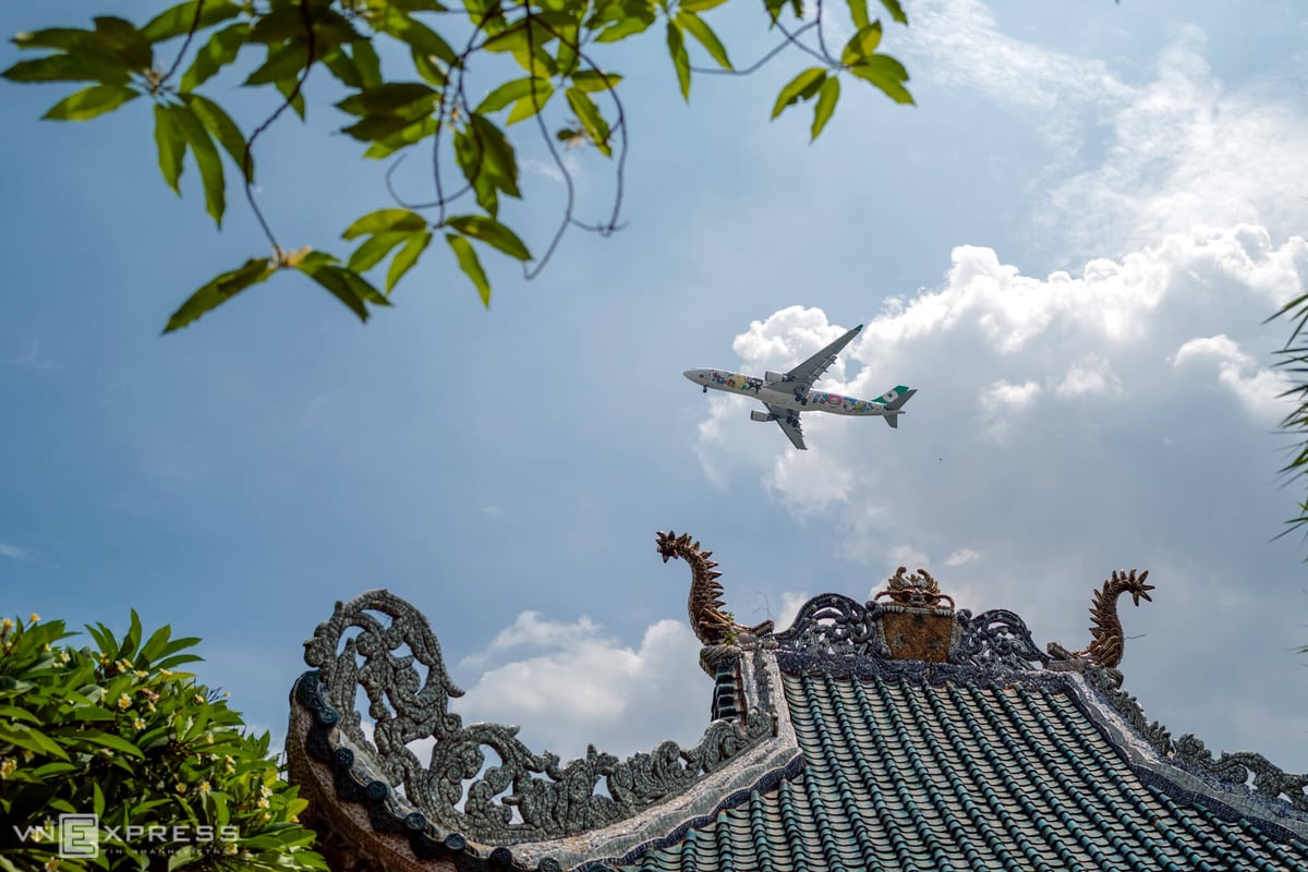 Phù Châu miếu nằm trên đường máy bay hạ cánh tại Sân bay quốc tế Tân Sơn Nhất, nên du khách có thể nhìn thấy đủ loại máy bay của các nước bay qua. Từ trên máy bay, khách cũng dễ dàng nhìn thấy ngôi miếu này.