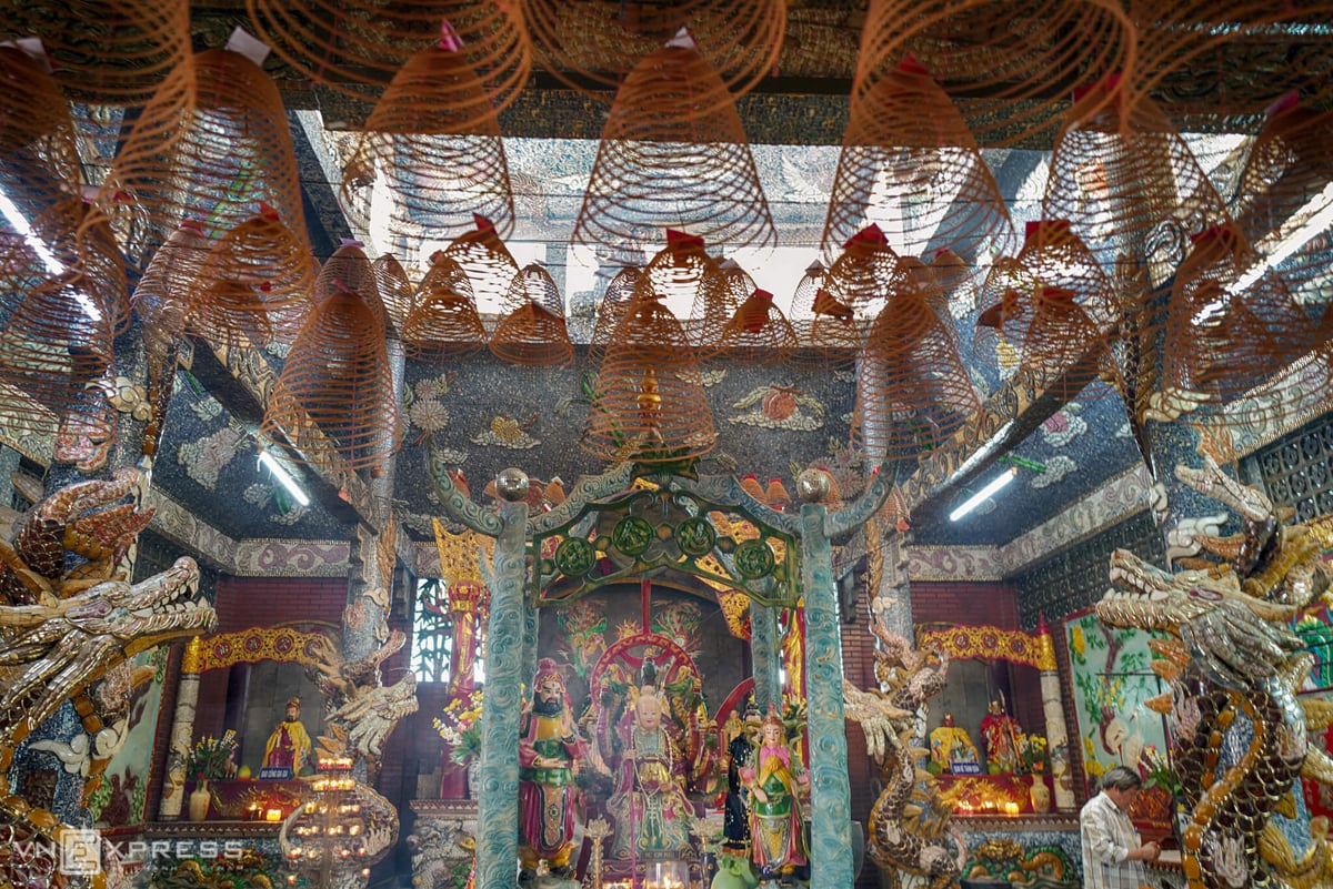   Gian thờ chính có nhiều họa tiết sặc sỡ và sử dụng loại nhang khoanh đặc trưng của người Hoa.