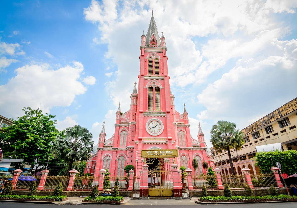   Nhà thờ Tân Định, TP HCM  Là một trong những nhà thờ xưa nhất ở TP HCM, được xây dựng từ năm 1870, dưới sự giám sát của Cha Donatien Éveillard. Công trình thiết kế theo phong cách La Mã, với kiến trúc Gothic, Phục Hưng cùng màu hồng đặc trưng, từ những tòa tháp, cột và ô cửa sổ. Bên trong, nhà thờ sơn màu hồng dâu và kem. Ảnh: Nitsawan Katerattanakul/Shutterstock.
