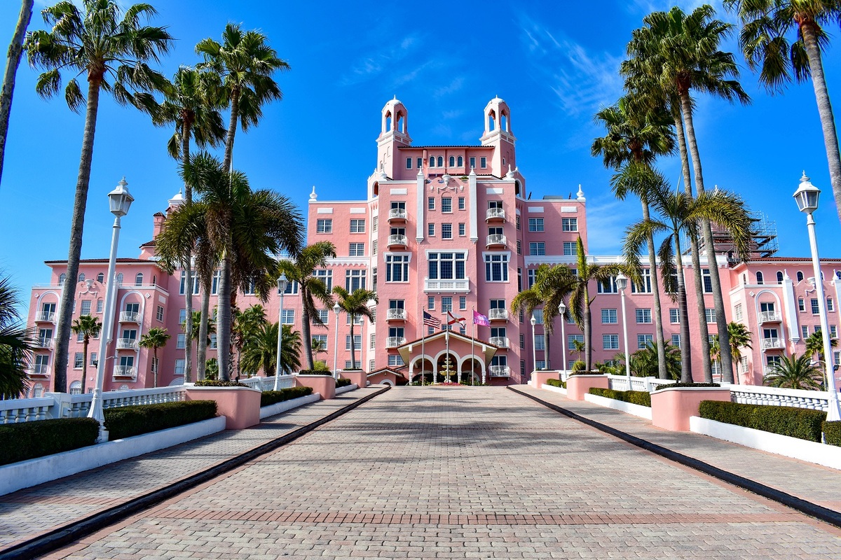   Khách sạn Don CeSar, Florida, Mỹ  Trên bờ biển St. Pete là khách sạn Don CeSar. Được mở lần đầu năm 1928, nơi đây từng đón nhiều người nổi tiếng như F. Scott Fitzgerald, Clarence Darrow, Britney Spears và Heidi Klum. Toàn bộ khách sạn được thiết kế màu hồng từ sơn tường, gạch trang trí, sân trong và cửa sổ mái vòm. Năm 2019, nơi đây dành giải thưởng một trong những khu nghỉ mát tốt nhất ở Florida theo bình chọn độc giả. Ảnh: Viaval/Shutterstock.