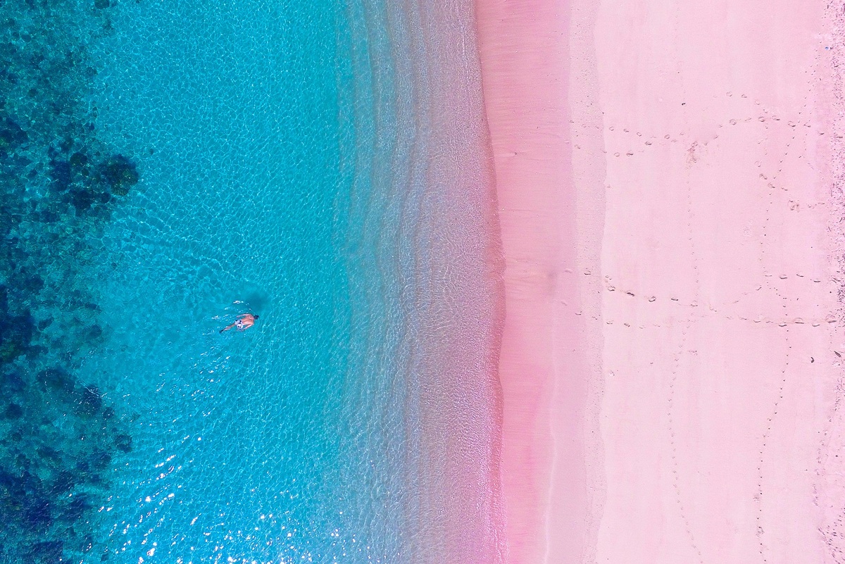   Bãi biển cát hồng, đảo Komodo, Indonesia  Đây là một trong số ít những bãi biển hồng trên thế giới, tọa lạc tại đảo Komodo, nơi nổi tiếng với những đồi núi lửa và động vật hoang dã. Màu của bãi biển được tạo nên nhờ những sinh vật siêu nhỏ foraminifera, có lớp vỏ hồng. Màu sắc bãi cát càng nổi bật khi đối lập với làn nước trong xanh của đại dương, tạo nên cảnh quan thu hút hàng triệu du khách mỗi năm. Ảnh: Raditya/Shutterstock.