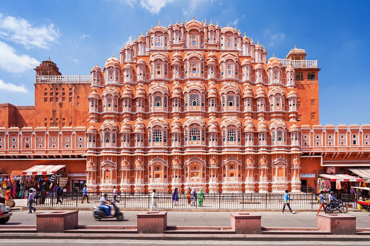   Thành phố Jaipur, Ấn Độ  Jaipur được mệnh danh là thành phố màu hồng nhờ những cung điện, tòa nhà, điểm tham quan, khu vườn đều mang màu sắc này. Người dân có nhiều giả thuyết để giải thích về màu sắc của thành phố. Vào năm 1876, trước chuyến thăm của hoàng tử xứ Wales, vua Maharja đã yêu cầu tôn tạo tất cả các tòa nhà thành màu hồng, để thể hiện lòng hiếu khách. Một giả thuyết khác cho rằng màu sắc này được vua chọn để đáp ứng yêu cầu của vợ mình. Ảnh: Saiko3p/Shutterstock.