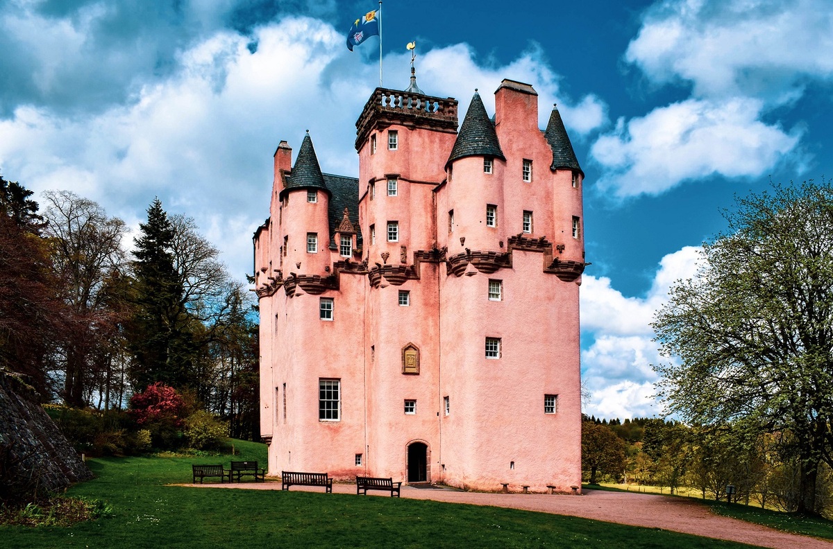   Lâu đài Craigievar, Scotland  Những người yêu thích truyện cổ tích sẽ nhanh chóng bị thu hút bởi Craigievar, nơi được cho là lấy cảm hứng cho lâu đài Lọ Lem của Walt Disney. Toàn bộ bên ngoài của tòa lâu đài được sơn màu hồng và không có đèn ở tầng trệt. Tham quan, chụp ảnh cùng lâu đài hay khám phá những đường mòn trong rừng là trải nghiệm gợi ý cho du khách. Ảnh: Greig/Shutterstock.
