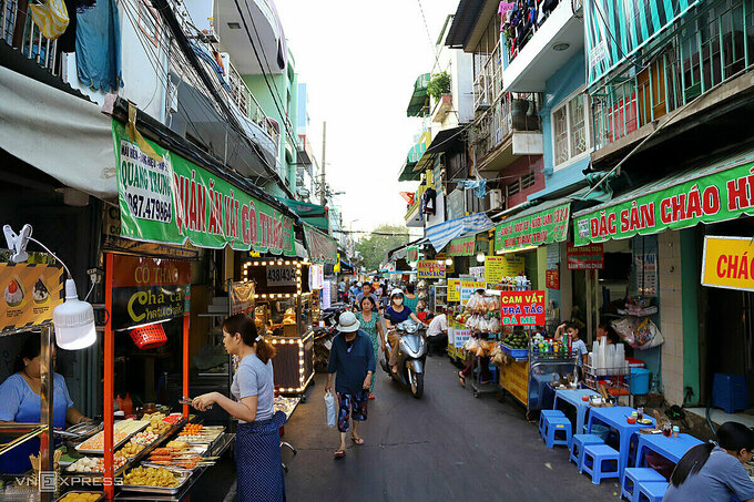  Hiện hẻm chợ Lê Hồng Phong dài khoảng 1km luôn tấp nập người xe, có vài chục hàng quán bán món ăn từ sáng đến khuya. Ảnh: Tâm Linh.