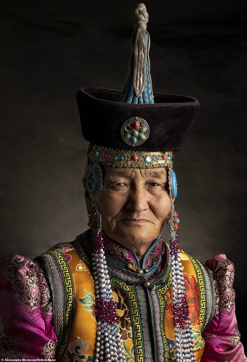 Một trong những món đồ sặc sỡ và nguyên bản nhất của trang phục Mông Cổ truyền thống là mũ. Họ có tới hàng trăm kiểu mũ với phong cách khác nhau. Mũ với người Mông Cổ không chỉ thể hiện sự giàu có và tuổi tác của người đội mà còn là đặc điểm chỉ ra họ thuộc bộ tộc nào. 