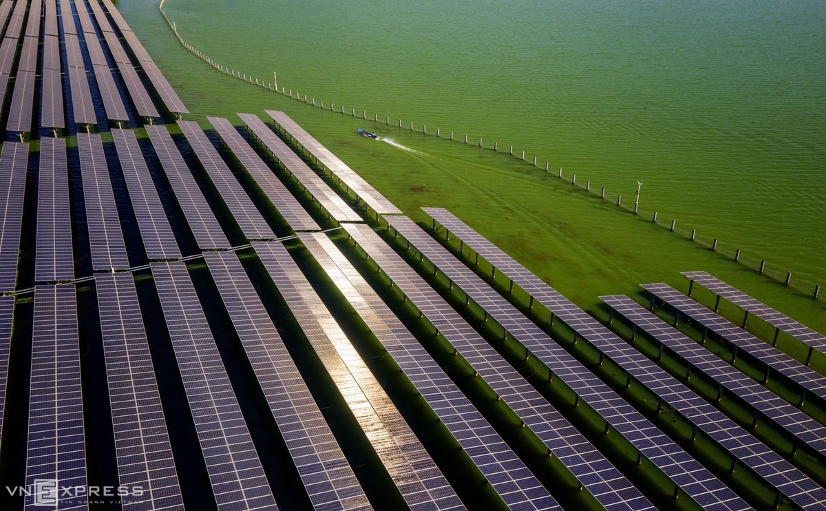 Những tấm pin sản xuất điện năng lượng mặt trời được đặt trên những trụ cột bê tông cao 6 - 8 m thuộc nhà máy năng lượng điện mặt trời bên vùng bán ngập hồ Dầu Tiếng.