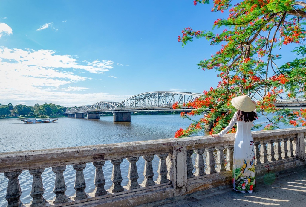 Khám phá vẻ đẹp tuyệt vời của sông Hương xứ Huế qua bức ảnh đầy thơ mộng này. Sông Hương mang đậm dấu ấn văn hóa Huế và là nơi để du khách thả mình vào không gian yên bình, tĩnh lặng.