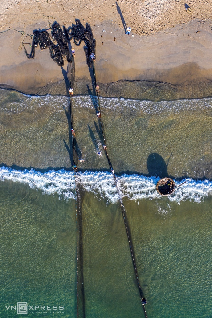 Vịnh Đà Nẵng có dãy núi Sơn Trà án ngữ, che chắn và ít có sóng lớn nên kéo lưới bắt cá thuận lợi.  Kéo lưới rùng là công việc đời thường của ngư dân địa phương nhưng qua góc nhìn nhiếp ảnh từ trên cao, vẻ đẹp của lưới trở thành những tác phẩm nghệ thuật.