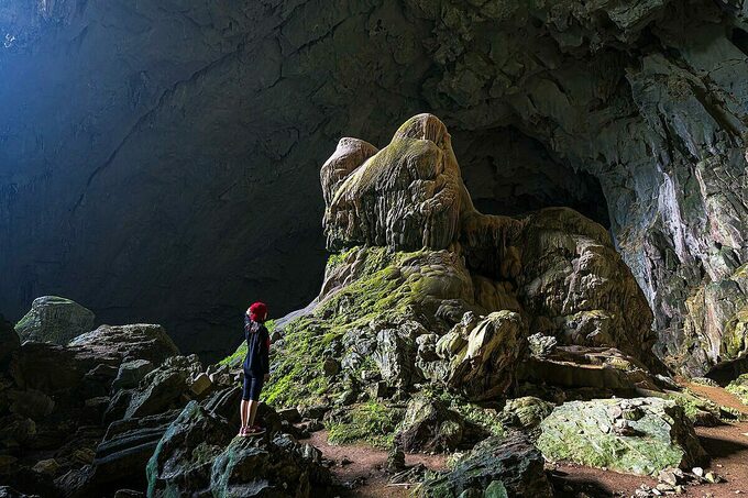 Hang là nơi trú ngụ của một số loài dơi nên có tên từ đó, hang có nhiều nhũ đá khổng lồ với hình thù độc đáo. Ảnh: Shutterstock/Lê Minh Tý.