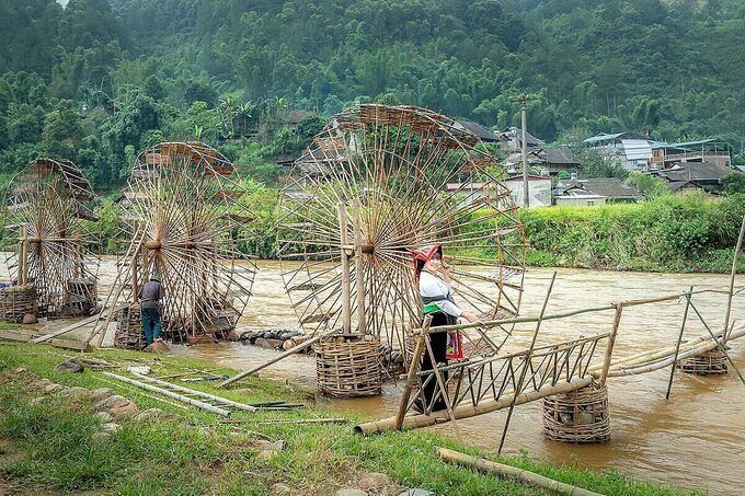  "cốc nước" Theo tiếng dân tộc Thái, đó là những chiếc guồng nước thủ công phục vụ cho việc tưới tiêu của người dân nơi đây, đồng thời là những khung cảnh ấn tượng của Pù Luông. Ảnh: Shutterstock/Quang Nguyễn Vinh.