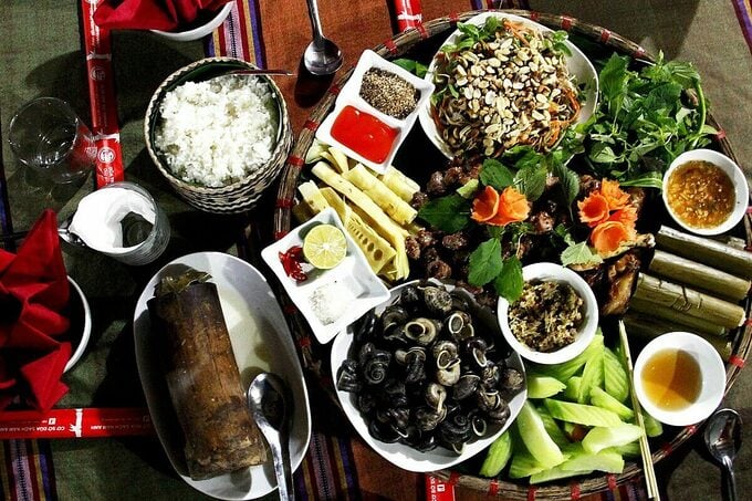 Mâm cơm đặc sản Pù Luông tại nhà hàng trong khu du lịch. Ảnh: Puluong Retreat.