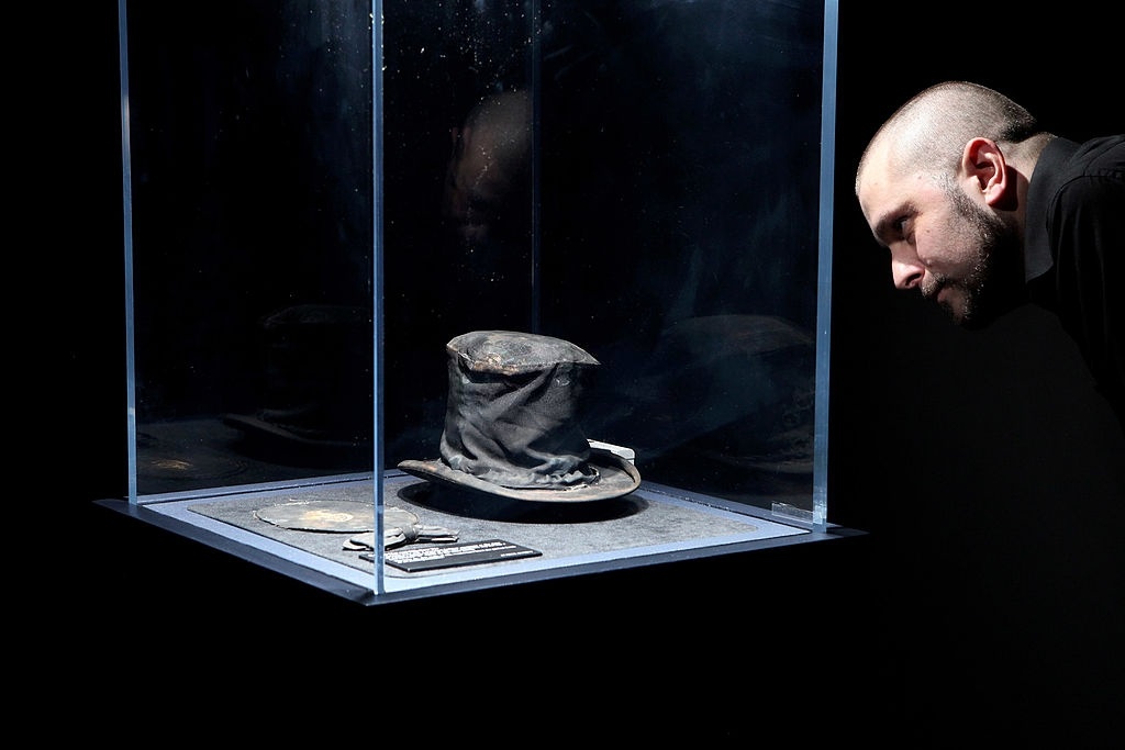 Người đàn ông đang chiêm ngưỡng chiếc mũ rộng vành tại buổi triển lãm các đồ vật được trục vớt từ tàu Titanic ở London (Anh) năm 2010. Ảnh: Oli Scarff/Getty Images.